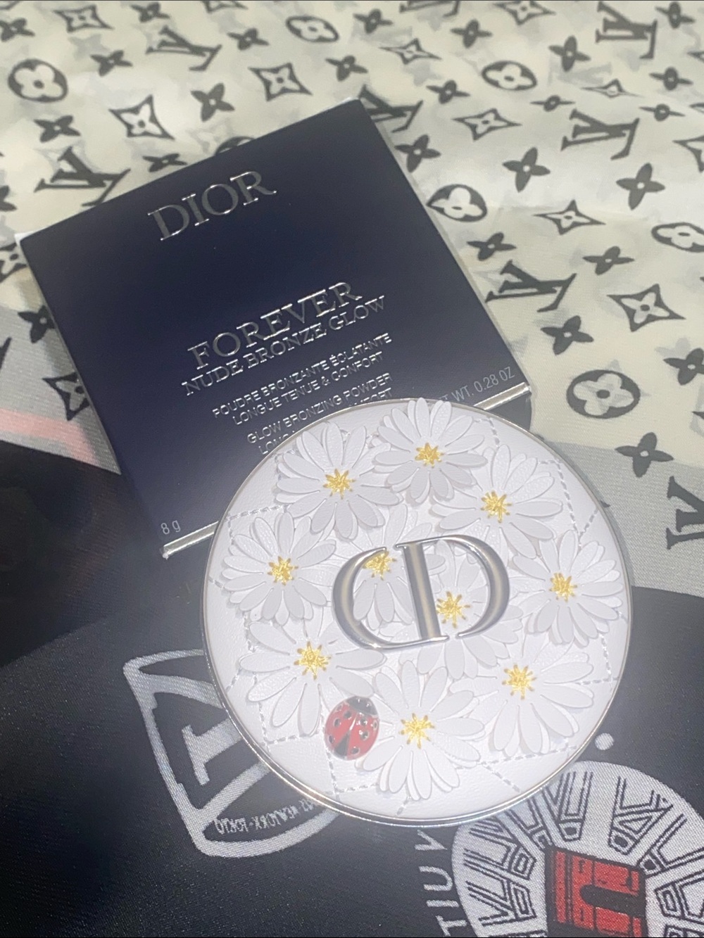 Dior Ladybug Limited Edition White Floral Compact with Gold Accents New - Picture 4 of 6